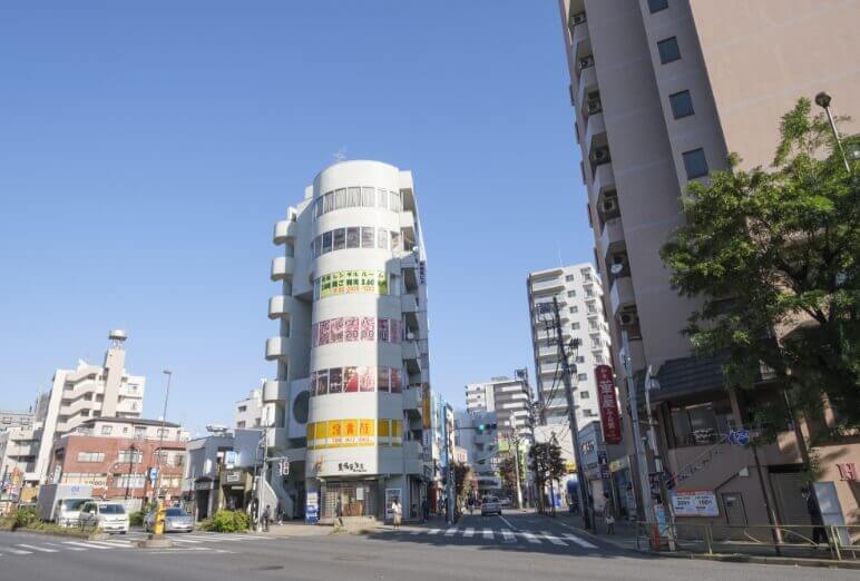 建物と道