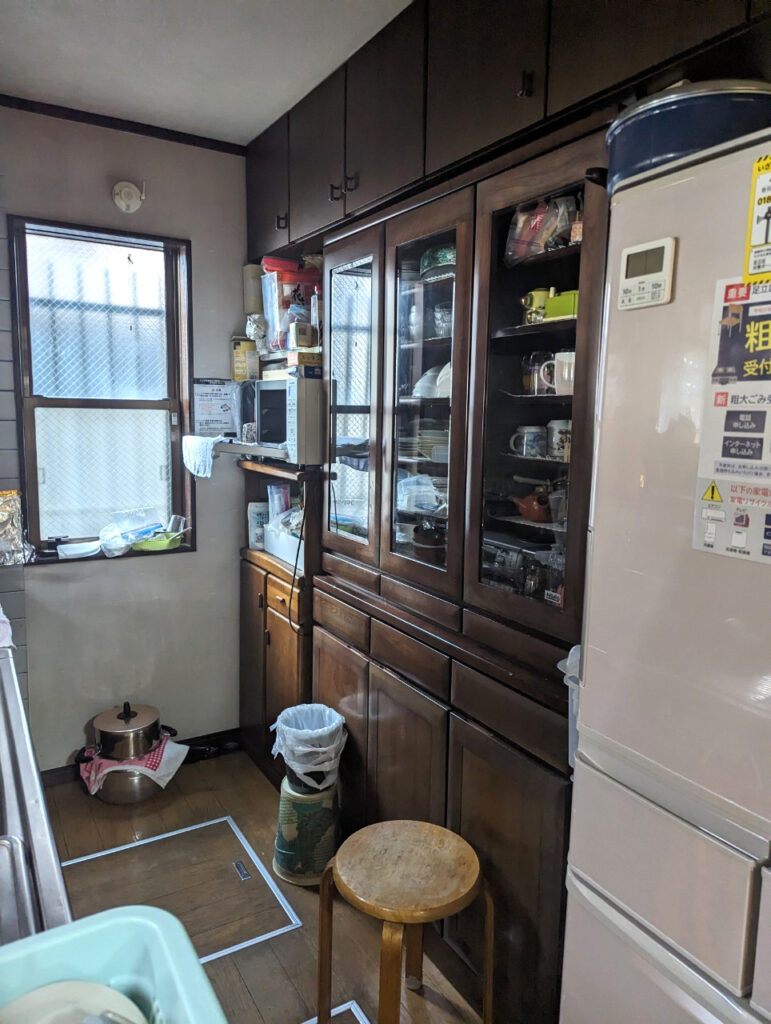 足立区六木の共有持分物件買取実績｜収納家具や生活用品が残る買取時のキッチン周辺の様子