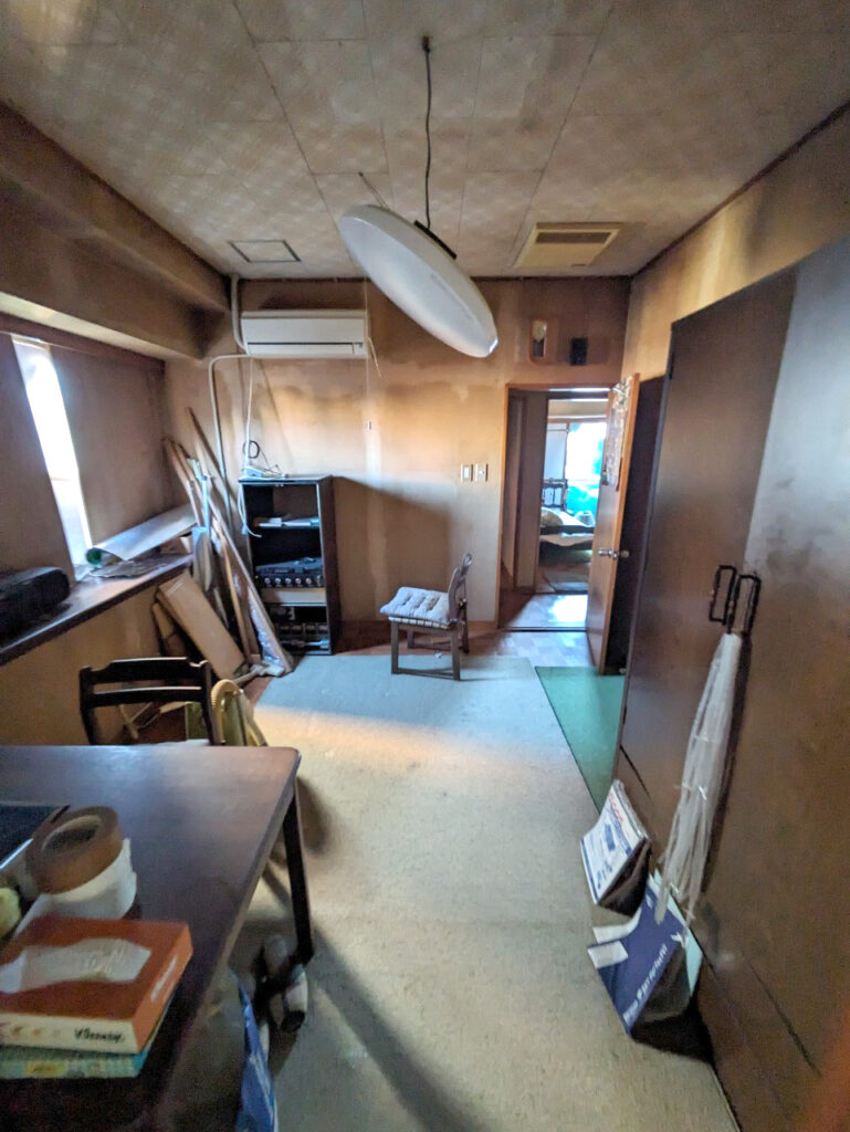 文京区向丘の共有持分物件買取実績｜内装の劣化や残置物が見られる買取時の居室内観