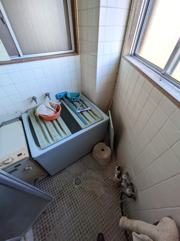 文京区向丘の共有持分物件買取実績｜タイル張りで設備の古さが残る買取時の浴室・洗濯スペース