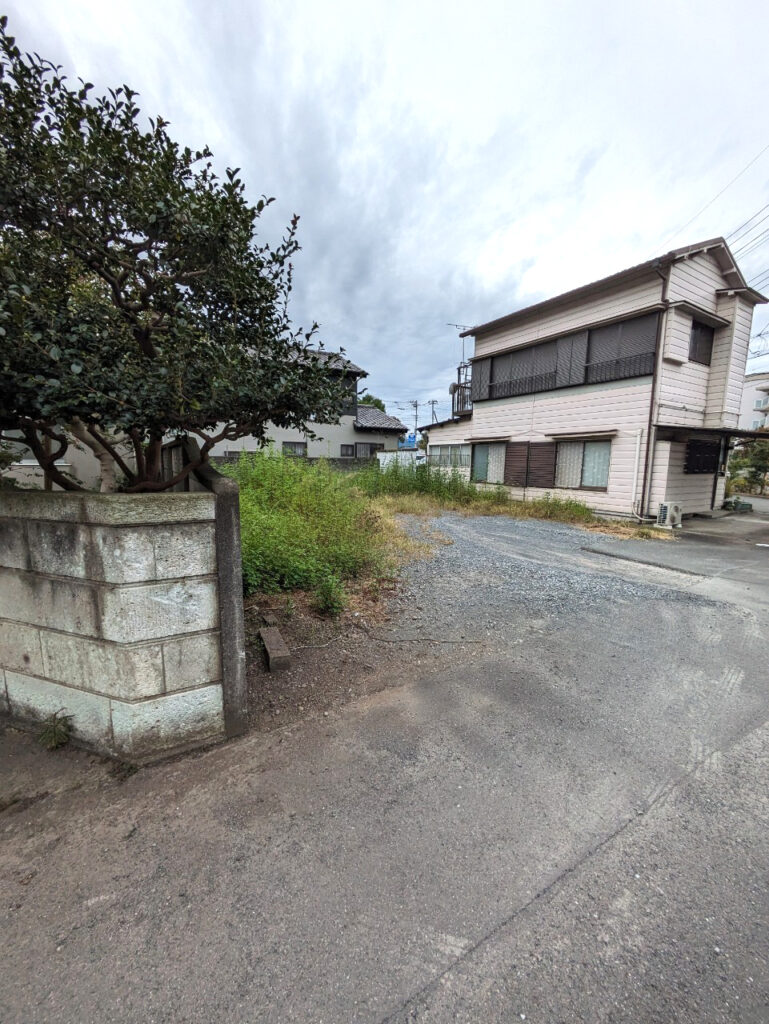 八王子市中野上町の土地買取実績|雑草が残る未整備状態の敷地と前面道路の様子