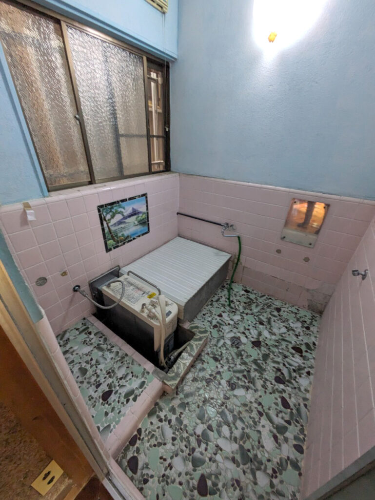 川口市芝富士の再建築不可物件買取実績｜タイル張りで設備の古さが残る浴室