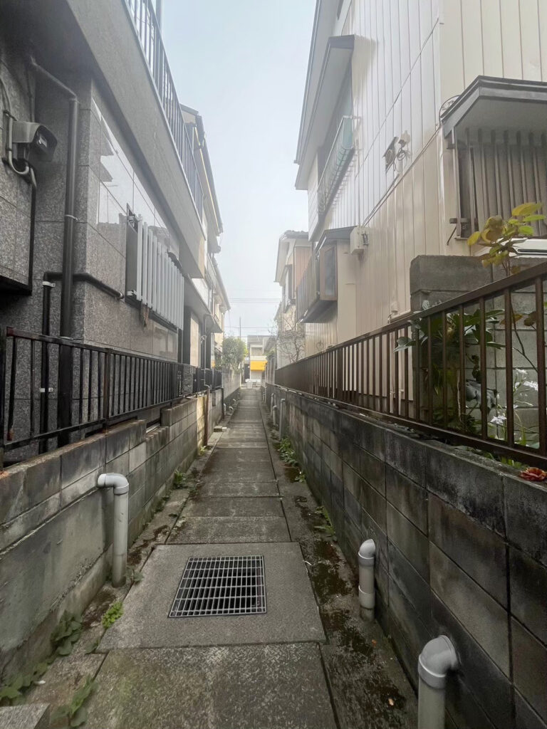 川口市芝富士の再建築不可物件買取実績｜通路幅が狭い路地状敷地の周辺環境