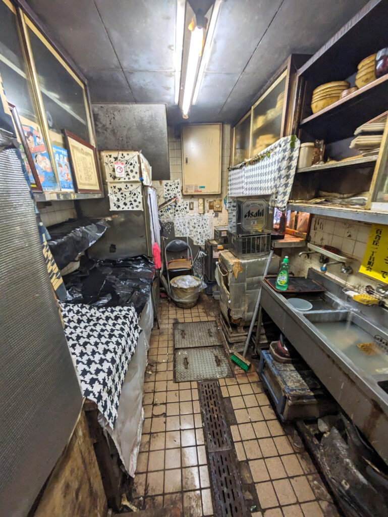 川崎市麻生区百合ヶ丘の連棟物件買取実績｜老朽化した設備が残る店舗用厨房スペースの内観