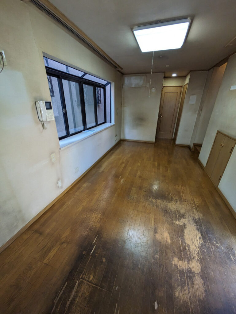 西東京市芝久保町の中古戸建買取実績｜経年による床の傷みが見られる居室内観