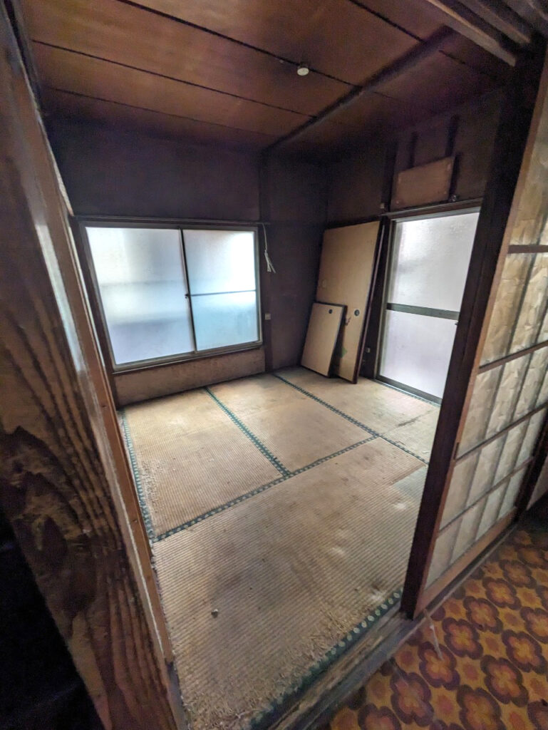 大田区東糀谷の再建築不可物件買取実績|畳の傷みが見られる未改修の和室内観