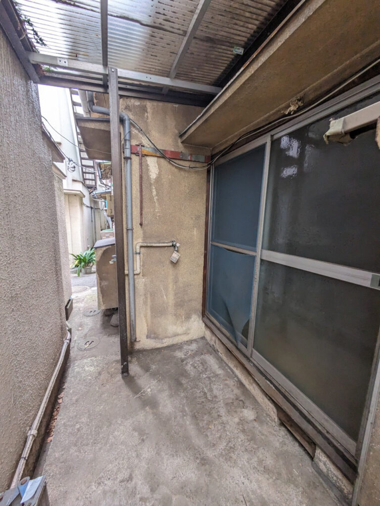 大田区東糀谷の再建築不可物件買取実績|経年劣化が見られる建物裏側の敷地内スペース