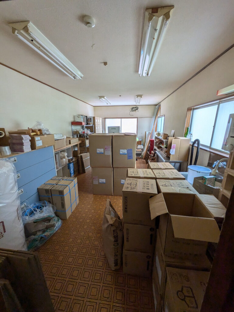 大田区上池台の連棟物件買取実績｜段ボールや資材が多く残る買取時の室内作業スペース