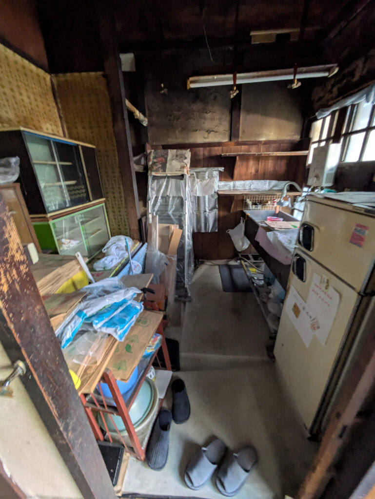 板橋区加賀の再建築不可買取実績｜老朽化したキッチン・残置物がある物件