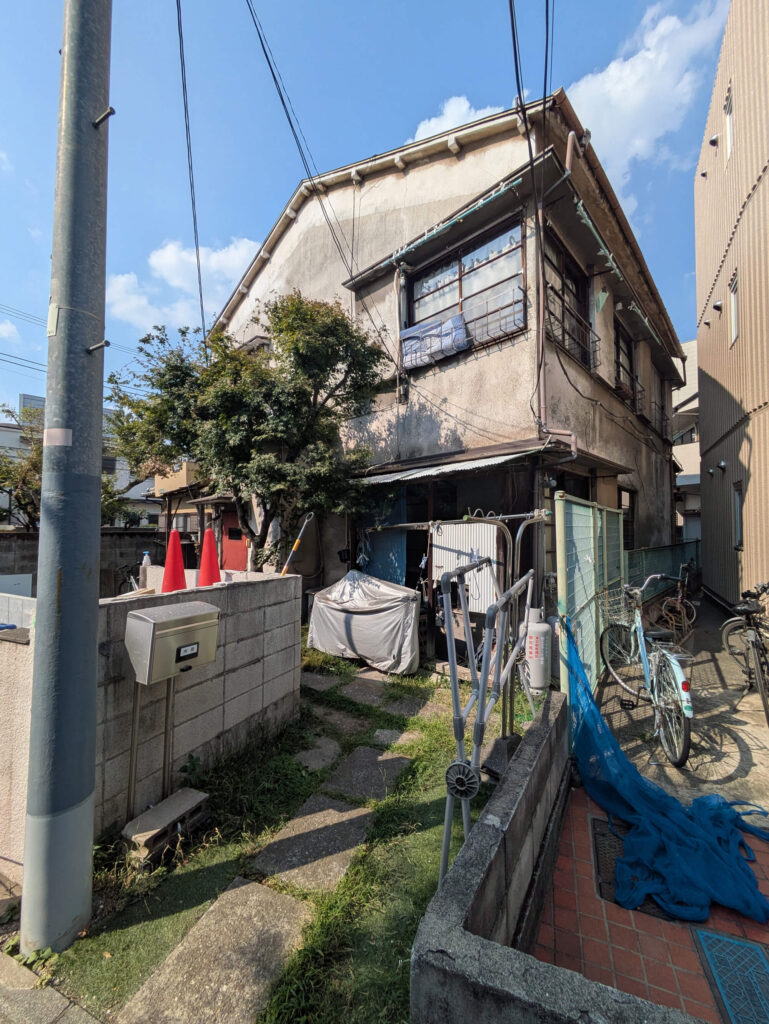 板橋区加賀の再建築不可買取実績｜戸建て外観・間口不足と建物の傾きがある築古住宅