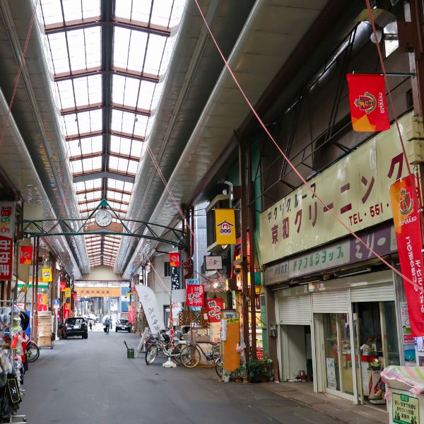 古い商店街や住宅地の一角