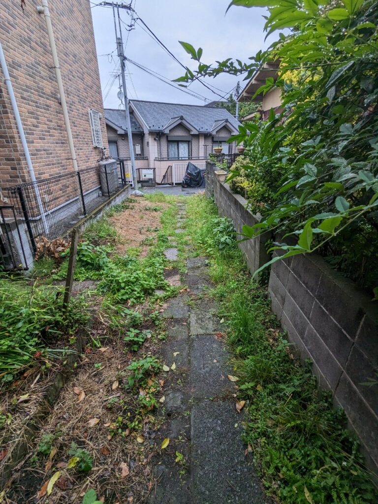 横浜市　整備されていない通路