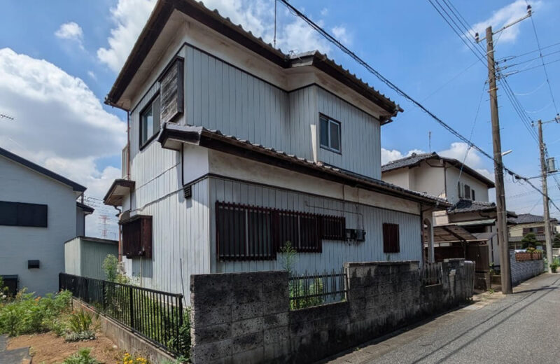 千葉市若葉区高根町の空き家買取事例：外壁に劣化が見られる2階建て住宅の外観