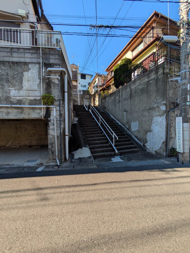 高低差のある階段接道・擁壁付き住宅地の買取実績|眺望と日当たりを活かし賃貸再生・投資家へ売却予定