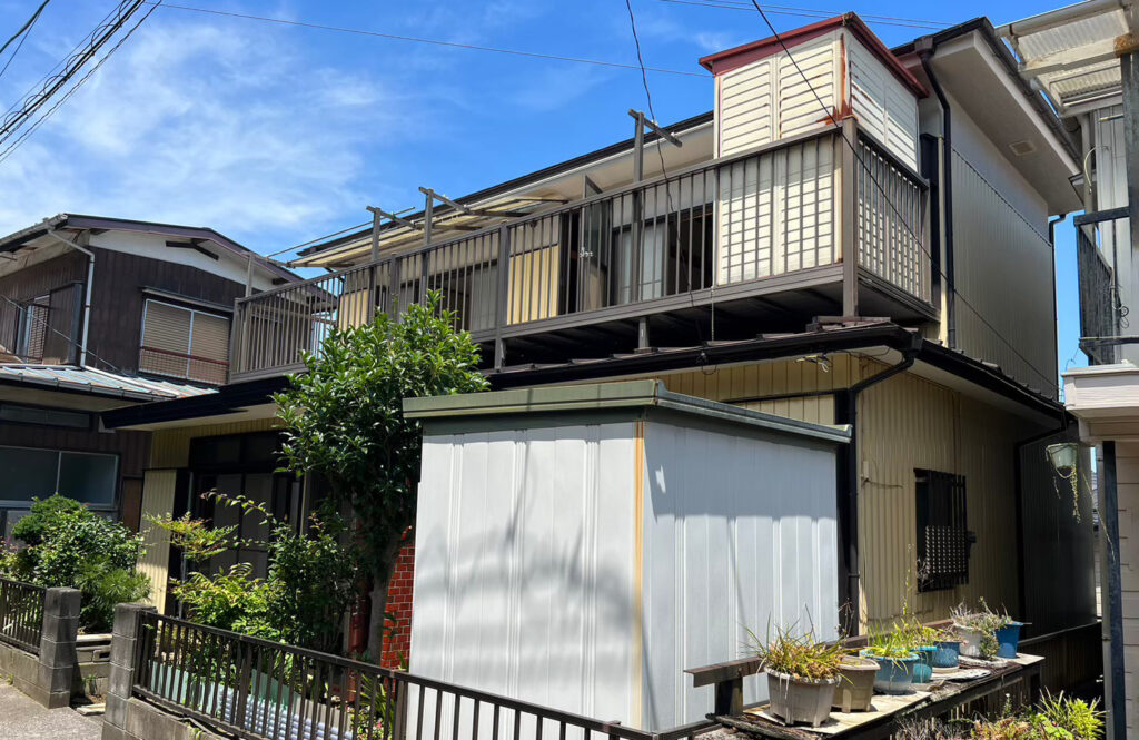 神奈川県横浜市西区東久保町で、建築基準法の道路に接しておらず再建築不可となっていた中古戸建の外観。施設入居に伴い早期売却され、当社が現況のまま現金買取した物件。