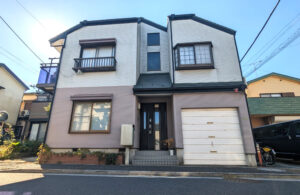 足立区六木の共有持分物件買取実績|道路に面した戸建住宅の外観と建物全体の様子