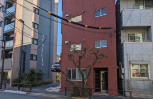 文京区向丘の共有持分物件買取実績|通り沿いに建つ中規模建物の外観と周辺環境
