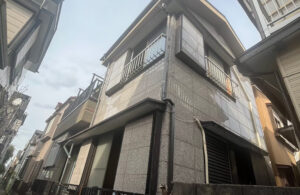 川口市芝富士の再建築不可物件買取実績|経年劣化が見られる住宅外観と接道状況