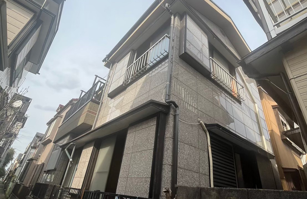 川口市芝富士の再建築不可物件買取実績｜経年劣化が見られる住宅外観と接道状況