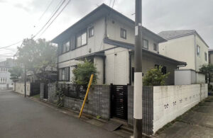 目黒区八雲の戸建住宅買取実績｜落ち着いた住宅街に建つ二階建て住宅の外観と前面道路の様子