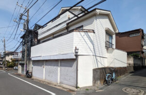 練馬区貫井のアパート買取実績|角地に建つ木造アパートの外観と前面道路の様子