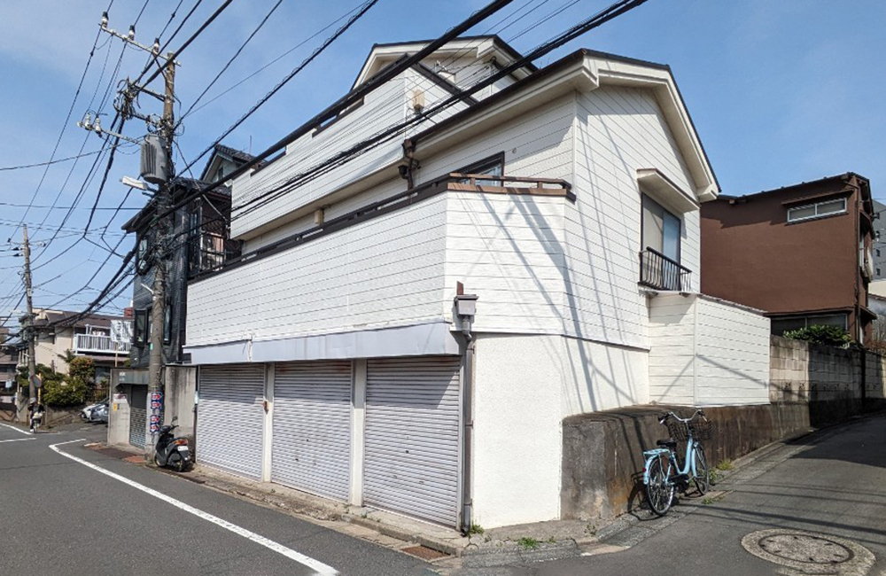 練馬区貫井のアパート買取実績|角地に建つ木造アパートの外観と前面道路の様子
