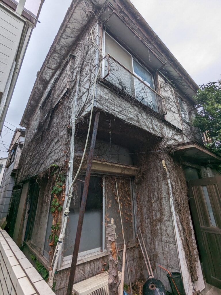 ツタに囲われ朽ち果てた戸建住宅