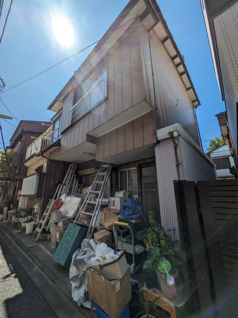 世田谷区鎌田1丁目　再建築不可物件　残置物が玄関の外まで溢れかえっている