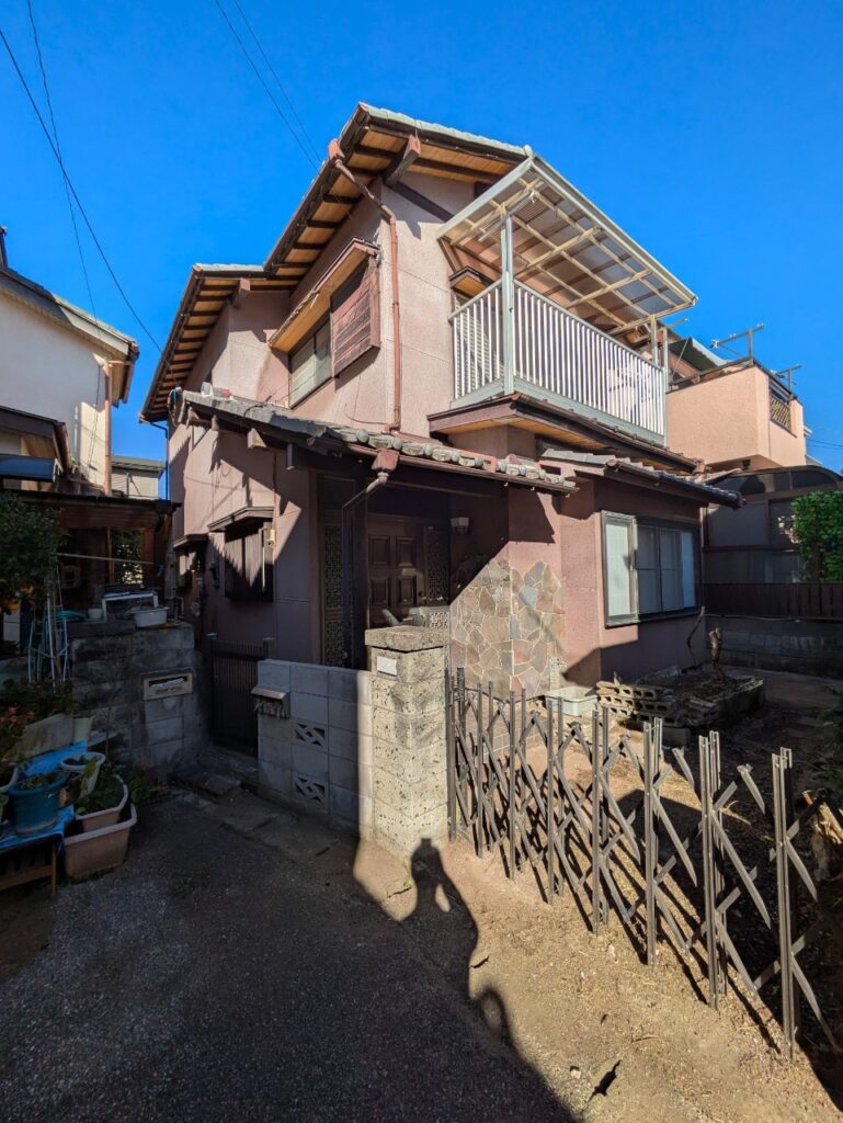 船橋市松が丘一丁目　再建築不可物件　劣化が進んでおり、庭にはブロック塀のレンガが放置されている様子