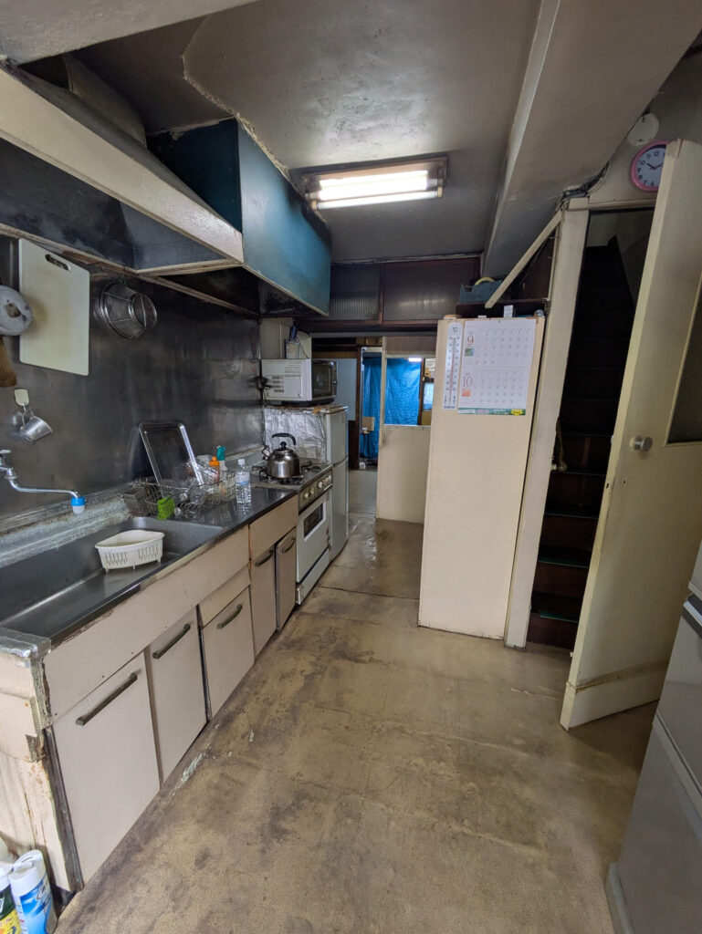 板橋区向原の連棟式建物買取実績｜朽化したキッチン・室内状態