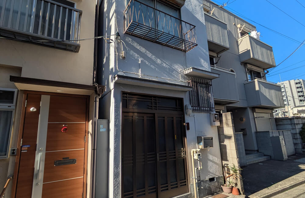 台東区根岸の狭小連棟空き家買取実績｜隣家と繋がった「連棟」かつ「超狭小」のため、単独での建て替えや活用が事実上不可能な空き家の事例