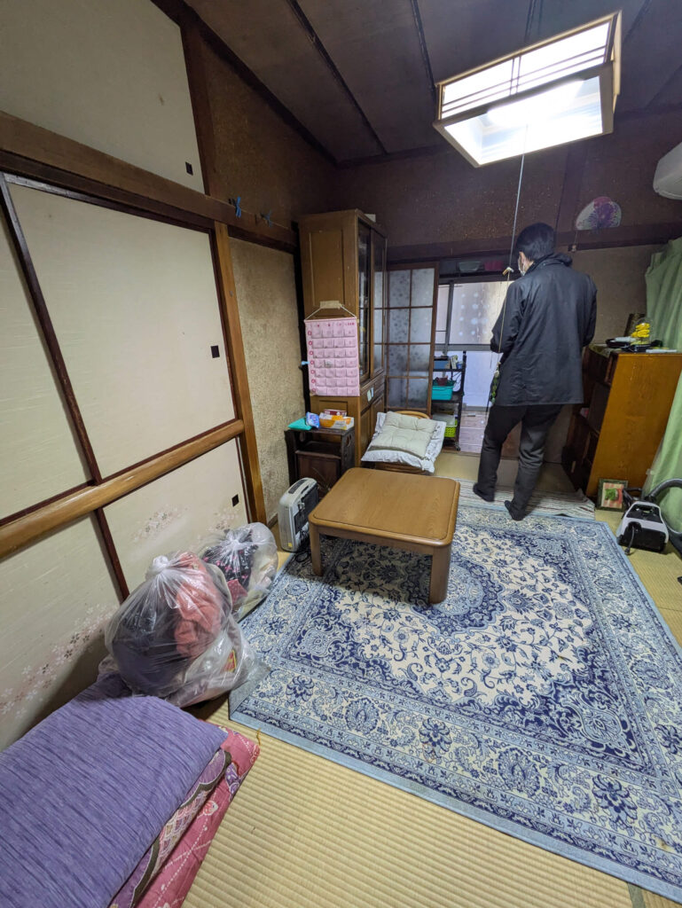 台東区根岸の狭小連棟空き家買取実績｜生活感のある室内・残置物がある物件