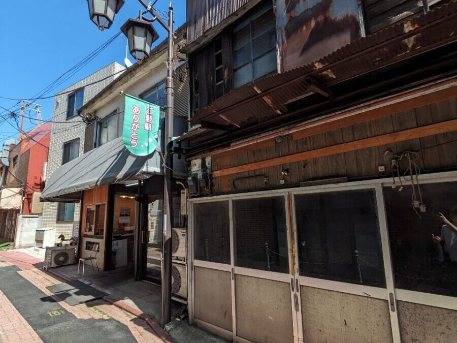 大田区上池台1丁目　連棟（長屋）経年劣化が見受けられる物件写真 　錆びたトタン屋根が印象的