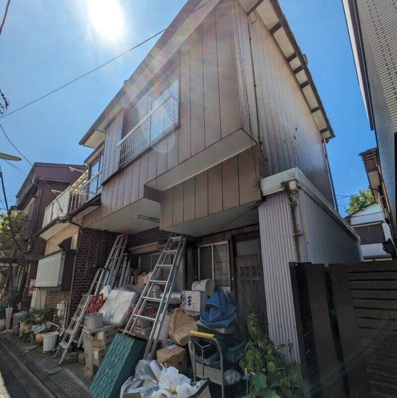世田谷区鎌田1丁目　再建築不可物件　残置物が玄関の外まで溢れかえっている