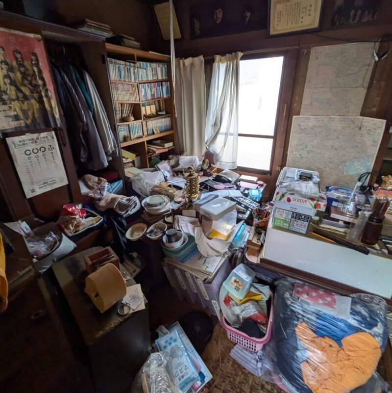 横浜市港北区仲手原2丁目　再建築不可　残置物あり物件　建物内写真（和室）テーブル上を生活雑貨が埋め尽くしている