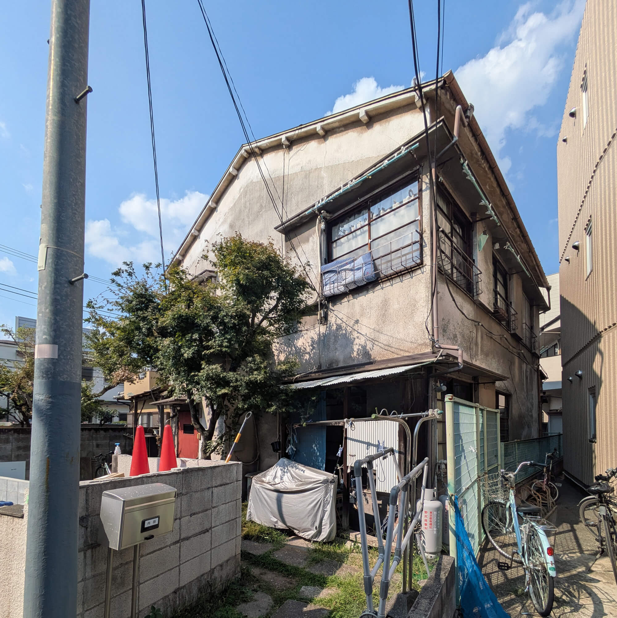 板橋区加賀の再建築不可買取実績｜戸建て外観・間口不足と建物の傾きがある築古住宅