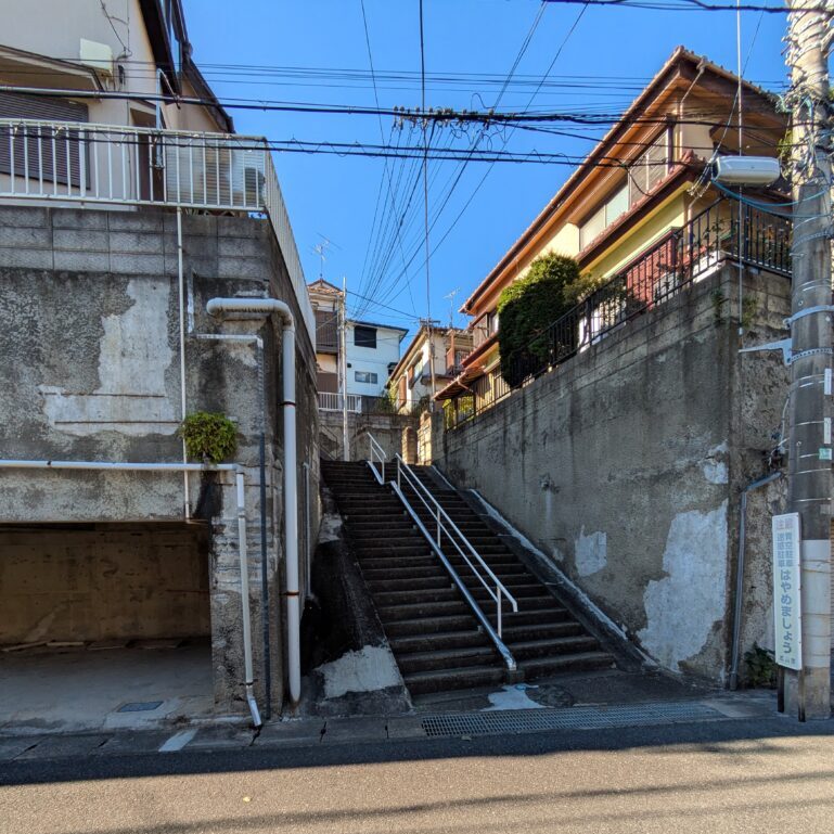 松戸市再建築不可物件　擁壁のある戸建て