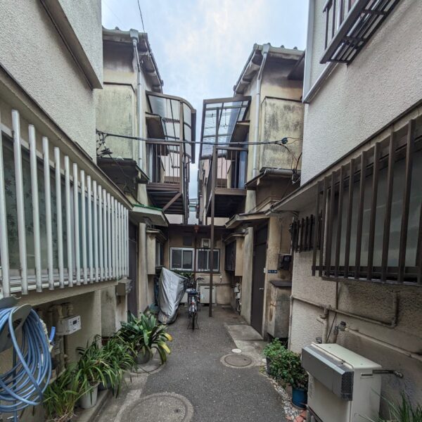 大田区東糀谷1丁目 再建築不可物件 細い路地の奥に2棟古い住宅が並んでいる