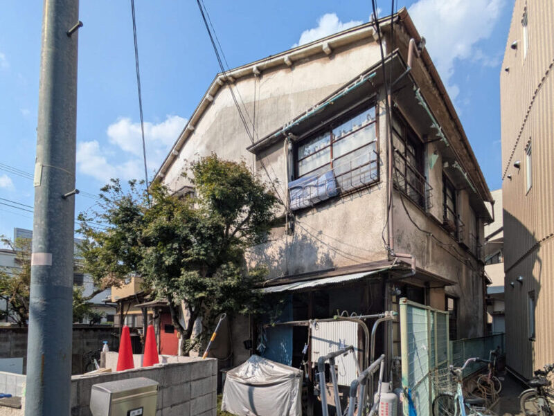 板橋区加賀の再建築不可買取実績｜戸建て外観・間口不足と建物の傾きがある築古住宅