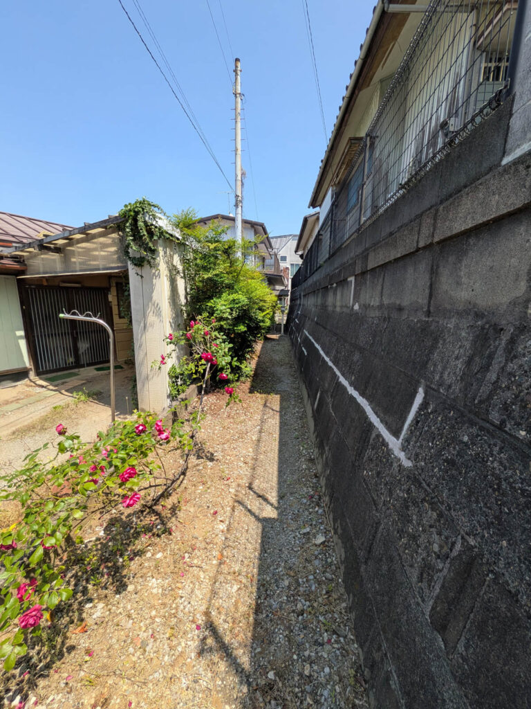 千葉県松戸市の空き家敷地写真|未接道で売れないと言われた相続物件の現地確認の様子